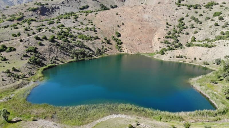 <p>'Gl ve evresinin muhteem manzaras var. Biz de buray bo vakitlerimizde deerlendirmeye alyoruz. Tabii buradaki doal gzellii mutlaka korumak lazm. nsanlarn bu noktada biraz duyarl olmalar gerekiyor. Burada ayn zamanda bir ekosistem var. Birok canlnn ayn zamanda yaam alan. Blgenin bir taraftan tantmn yaparken insanlarn mutlak suretle alan korumas gerekir.'</p>