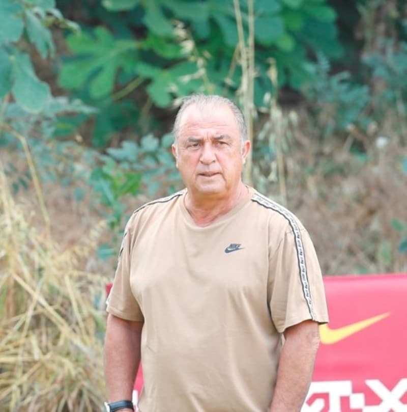 <p>Galatasaray Teknik Direktörü<b> Fatih Terim</b>, savunma konusunda ise pandemi sonrasına iyi başlamayan<b> Saracchi’ye özel uyarılarda bulundu.</b></p>