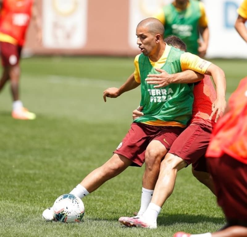 <p>Terim, Onyekuru dışında,<b> Feghouli </b>ve <b>Emre Akbaba </b>gibi kenar oyunculardan da <b>savunma arkasına koşu</b> yapmalarını istedi.</p>
