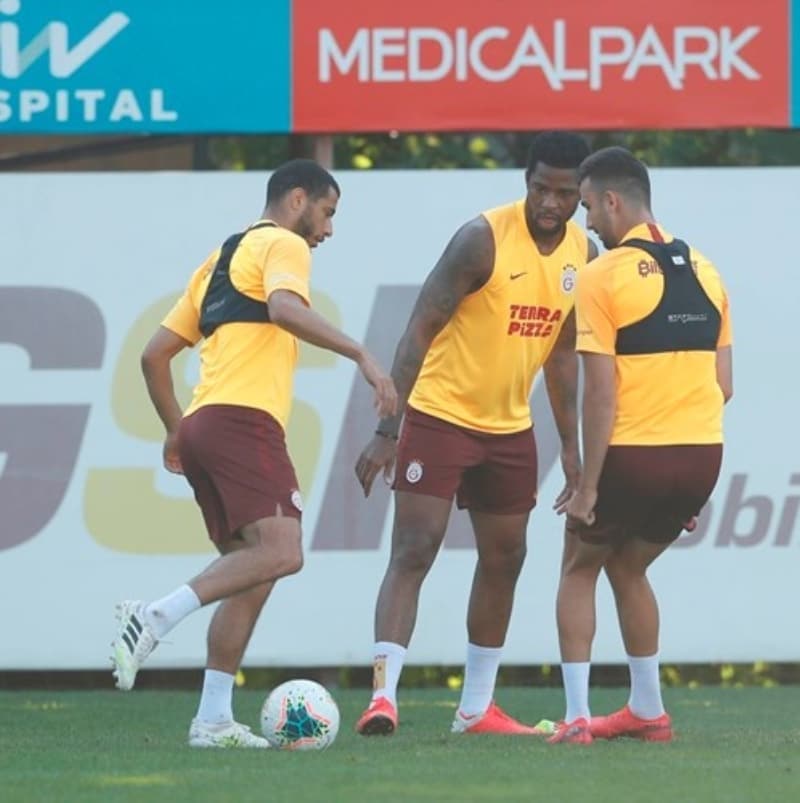 <p>Başakşehir’in güçlü fiziğine karşın hızlı oyunda sorunlar yaşadığını tespit eden Terim ve kurmayları,<b> Seri </b>ve <b>Belhanda</b>’dan bu nedenle Onyekuru ve kenardaki oyuncuları besleyecek paslar atmalarını istedi.</p>