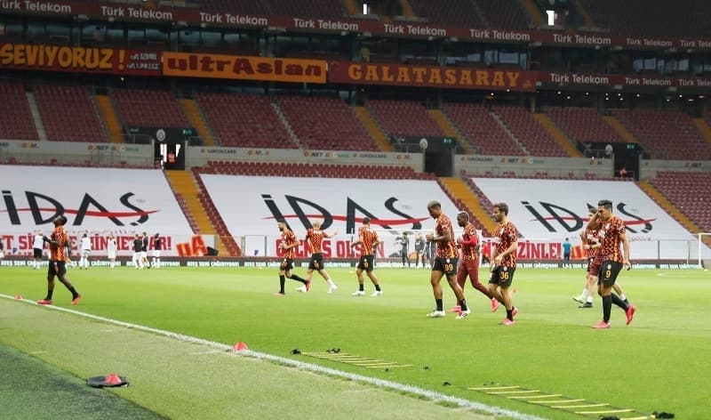 <p><b>Galatasaray muhtemel 11'i</b></p><p>Okan - Linnes - Donk - Lemina - Saracchi - Belhanda - Seri - Ömer - Feghouli - Onyekuru - Emre Akbaba</p>