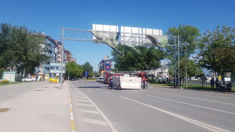 <p>Olay yerine polis, itfaiye ve 112 Acil Sağlık ekipleri geldi.</p>