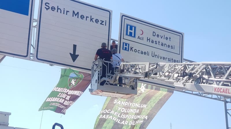 <p>Hastanede sağlık kontrolünden geçirilen D.K., daha sonra polis merkezine götürüldü. </p>