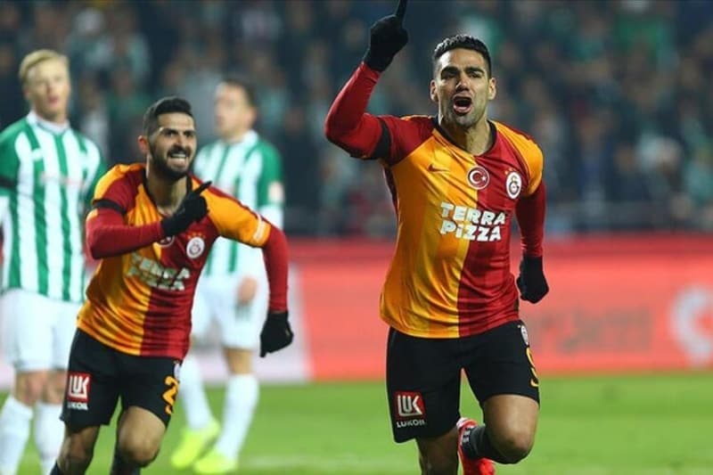 <p>Haberde River Plate'nin Falcao'nun maaşını ödemeye hazır olduğu, ancak bonservis sorununu kendisinin çözmesi gerektiği ifade edildi.</p>