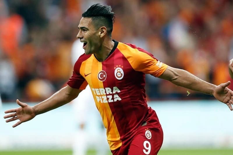 <p>Galatasaray'da maaşından indirim yapılması teklifini kabul etmeyen Falcao'nun, River Plate ile görüştüğünü yazdı.</p>