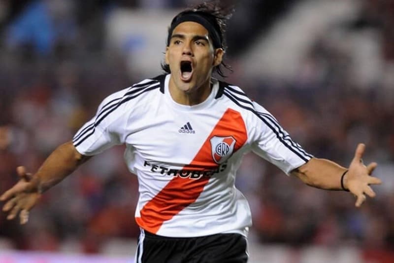 <p>Kolombiyalı oyuncu daha önce 4 yıl Arjantin ekibi River Plate forması giydi. Ayrıca yıldız futbolcu bu takımın alt yapısından da yetişti.</p>