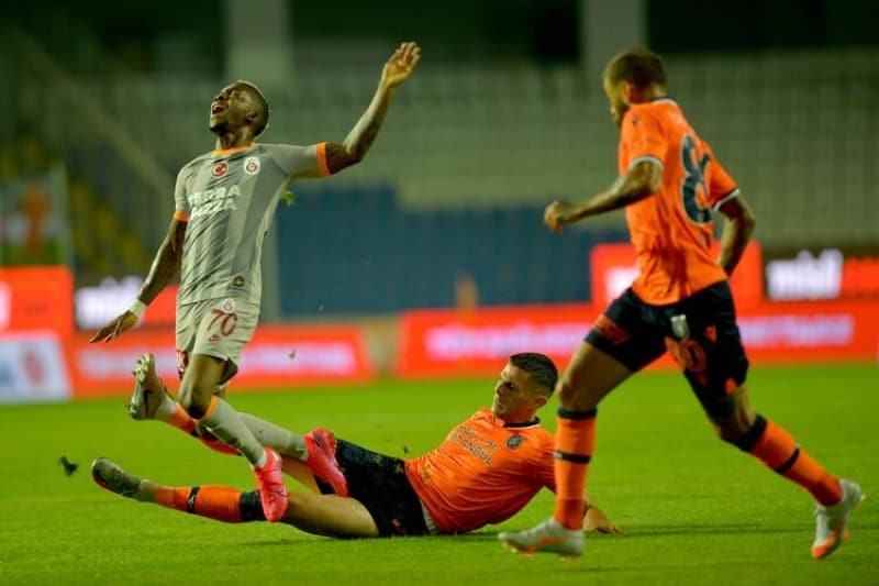 <p>Baakehir Fatih Terim Stad'nda oynanan msabakaya sar-krmzl ekip, Okan Kocuk, Martin Linnes, Ryan Donk, Mario Lemina, Marcelo Saracci, Jean Michael Seri, Younes Belhanda, Sofiane Feghouli, Henry Onyekuru, mer Bayram ve Emre Akbaba 11'i ile balad.</p>