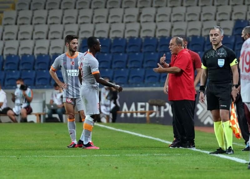 <p><br></p><p>Sar-krmzl ekibin teknik direktr Fatih Terim, sakat ve cezal oyuncular nedeniyle ilk 11'de 3 deiiklie gitmek zorunda kald.</p>