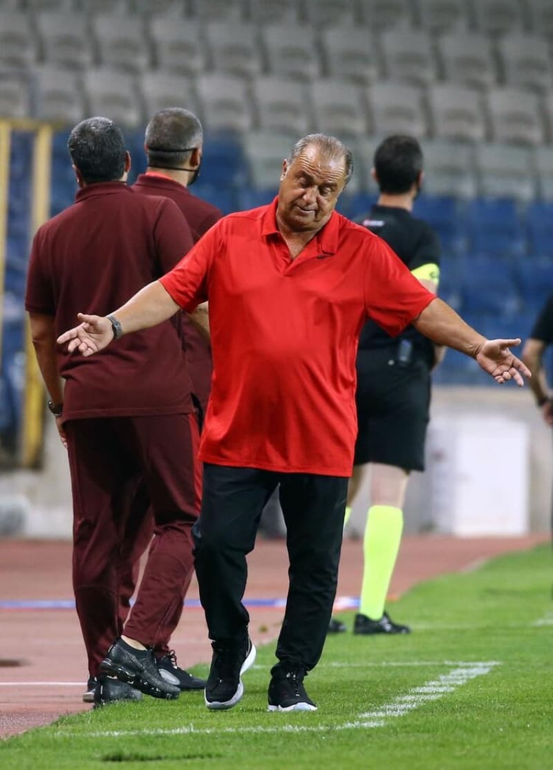 <p>Galatasaray'da sakat futbolcularn yokluunda santrfor blgesinde Emre Akbaba grev yapt. Sar-krmzl ekibin golclerinden Radamel Falcao ile Florin Andone sakatlklar, Adem Byk ise cezas nedeniyle Medipol Baakehir'e kar forma giyemedi. Bu futbolcularn yokluunda en ileride Emre Akbaba gol arad</p>