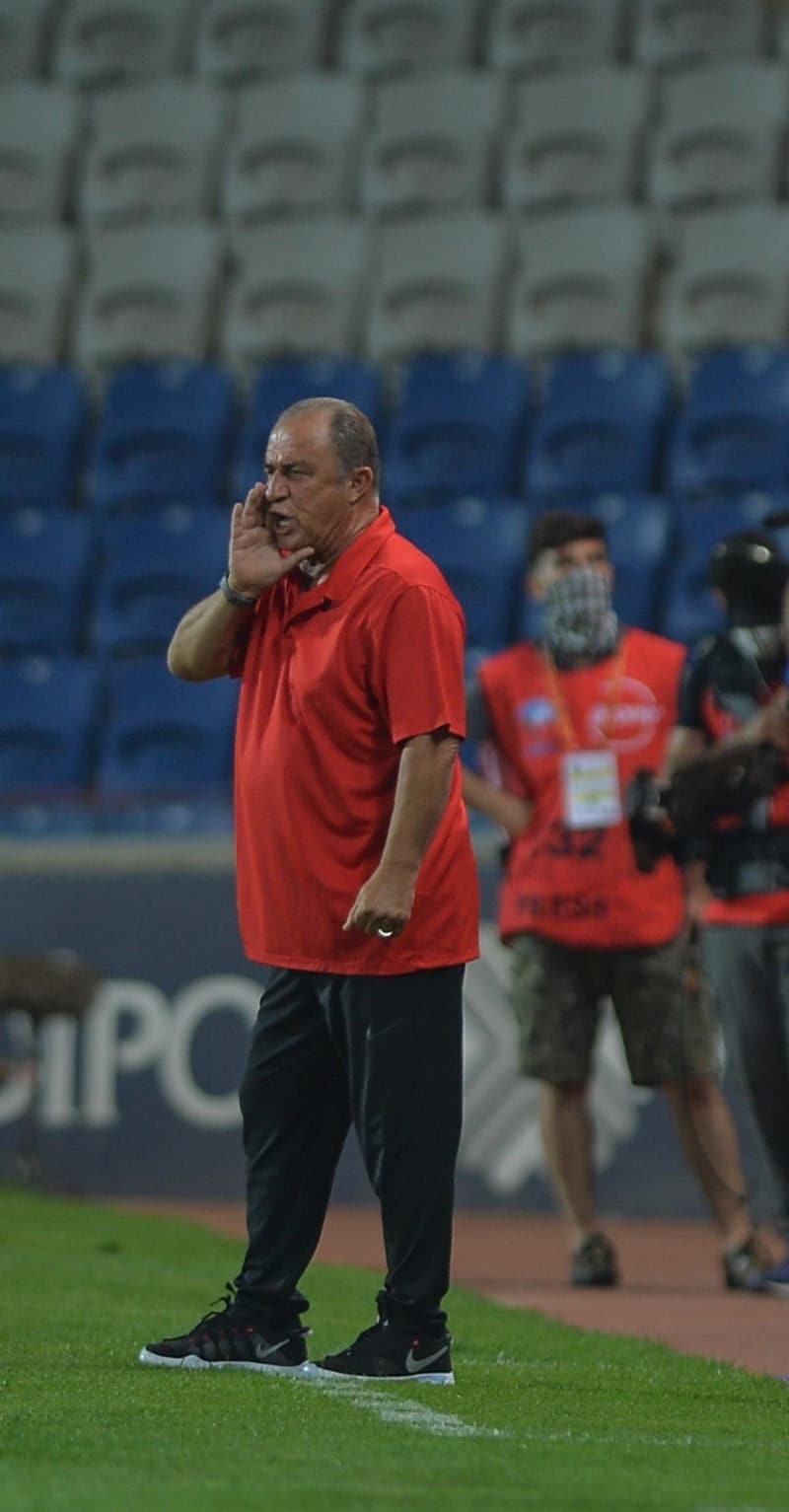 <p>Palabyk’a 'Hocam bak' diye bararak ayan gsterdi. Visca’y verdii tepkiden dolay hakem Ali Palabyk uyard</p>