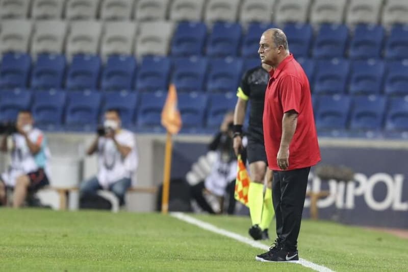 <p>Pozsiyonun ardndan Galatasaray yedek kulbesi, hakem Ali Palabyk'a uzun sre tepki gsterdi.</p>