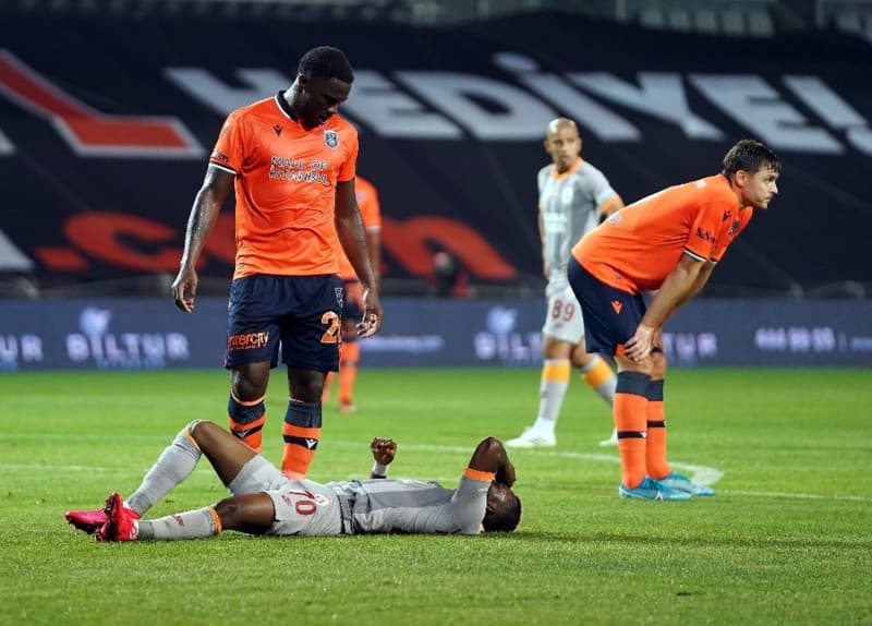 <p>Baakehirli futbolcu Edin Visca ise ald darbe sonrasnda yerde kalrken pozisyona yakn olan hakem Ali Palabyk’a tepki gsterdi.</p>