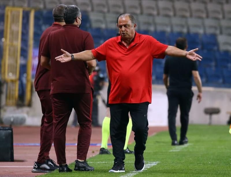 <p>Mcadelenin ilk yarsnda mer Bayram, Edin Visca'nn yapt mdahale sonrasnda yerde kald ve hakem Ali Palabyk, sar-krmzl takmn lehine faul ald.</p>