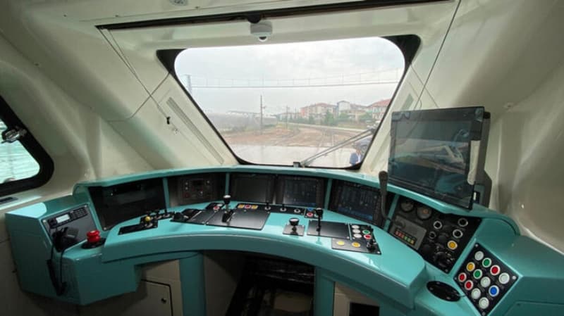 <p>'Böylelikle ilk defa kritik bir alt sistem, donanım, yazılım ve algoritma içeriğiyle birlikte yerli sanayi tarafından geliştirilmiş oldu. İklimlendirme sisteminden boji şaselerine, iç giydirme ve aydınlatma sistemlerinden vakum tuvalet sistemlerine kadar 30'un üzerindeki bileşen yerli firmalarımızdan tedarik edildi. İşte bu sayede prototip sette yerlilik oranı yüzde 60 oldu. İnşallah seri üretimle birlikte bu oranı yüzde 80'e çıkarmak mümkün olacak.' </p>