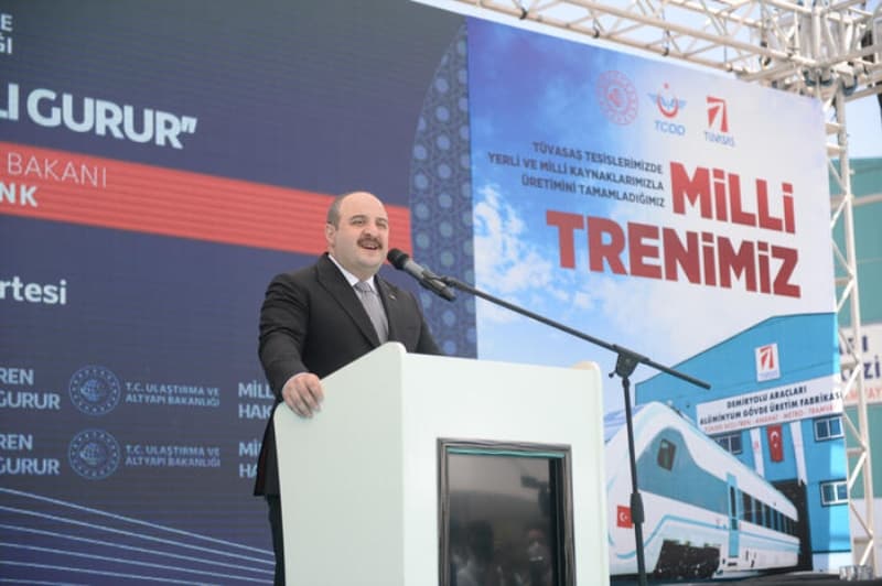 <p>Bakan Varank, dünyada raylı sistemler sektörünün yıllık pazar hacminin 160 milyar avro civarında olduğunu ve gelecek dönemde hızla büyümesinin beklendiğine dikkati çekerek, Türkiye'yi bu alanda küresel bir oyuncu yapmayı hedeflediklerini söyledi. </p>
