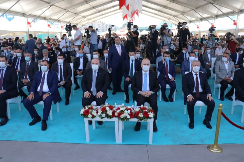 <p>'Sayın Cumhurbaşkanımız savunma sanayinde hazır alım modeline 'dur' demeseydi, bugün kendi İHA'larımızı, SİHA'larımızı kullanamaz, milli güvenliğimizi başka ülkelere emanet etmeye devam ederdik.' diyen Varank, şunları kaydetti:</p>