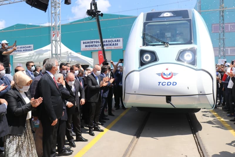 <p>Şunu çok açık ifade etmek istiyorum; topyekün kalkınma için yerliliği ve milliliği olmazsa olmaz bir ilke olarak kabul etmek, yerli firmalara sahip çıkmak gerekiyor. Raylı sistemlerde ülkemizde gelişmiş kabiliyetler var. Firmalarımız yabancı ülkelerde ihaleler kazanıyor, üretimlerini ihraç ediyorlar. Avrupa'da, Uzak Doğu'da, Durmazlar, Bozankaya gibi firmalarımızın araçları kullanılıyor. İşte bugün TÜVASAŞ, milli elektrikli tren projesinde benzersiz bir adımı geride bırakıyor. Yeni kurulan TURAYSAŞ'ın da sektörde büyük bir güç oluşturacağına inanıyorum. Ekosistemdeki firmalarımız ve tedarikçilerimizin güç birliğiyle sektörde hızla üst basamaklara tırmanabiliriz. Bakanlık olarak bu yöndeki tüm girişimleri önemsiyoruz ve destekliyoruz.'</p>