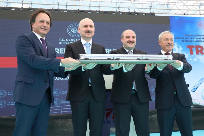 <p><b>'BAKANLIK OLARAK CİDDİ DESTEKLER SUNMAYA DEVAM EDECEĞİZ'</b></p><p><b><br></b></p><p>Varank, Bakanlık olarak raylı sistemler sektörüne ciddi destekler sunduklarını ve sunmaya devam edeceklerini belirterek, '2023 Sanayi ve Teknoloji Stratejimizde bu sektörün önemini açıkça vurguladık. Yine teknoloji odaklı sanayi hamlesi programımızda da raylı sistemleri öncelikli ürün grubu olarak belirledik. TCDD ve bağlı kuruluşlarının TÜBİTAK enstitüleriyle ortak geliştirdiği ilk milli elektrikli manevra lokomotifini 2015 yılında raylara indirdik. Böylece ülkemizin manevra lokomotiflerinde yurtdışına bağımlılığını tamamen ortadan kaldırmış olduk.' diye konuştu. </p>