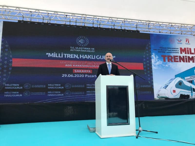 <p><b>BAKAN KARAİSMAİLOĞLU: YIL SONUNDA RAYLARA İNDİRİLECEK</b></p><p><b><br></b></p><p>'(Milli elektrikli tren) Bu yıl sonunda raylara indirilecek ve Allah'ın izniyle kısa sürede yolcu taşımacılığına başlayacağız. Demiryolu teknolojisinde yerli ve milli araçlarımızın üretimiyle atılımımızı sürdürmekte kararlıyız. Amacımız, Türkiye'nin raylı sistem aracı üretiminde önemli merkez haline gelmesidir.'</p>