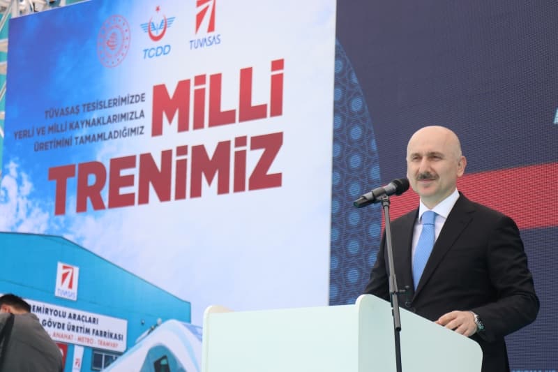 <p>'Yerli ve milli tren setlerimiz saatte 160 kilometre işletme hızına, 176 kilometre tasarım hızına sahip olarak üretildi. Seyir emniyeti ön planda olmak üzere yolcu memnuniyeti ve konforu bakımından istek ve beklentileri üst düzeyde karşılayacak özelliklerdedir. 5 araçtan oluşan bir setin toplam koltuk kapasitesi 324 olup bunlardan iki adedi engelli yolcular için ayrılmıştır.'</p>