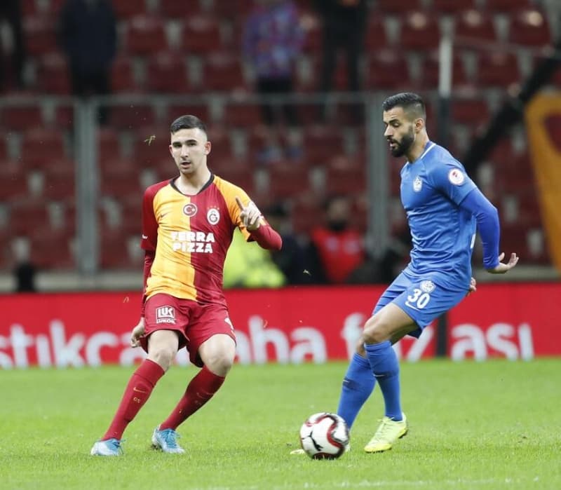 <p><b>7.500 MAA, MA BAI 10 BN TL ALIYOR </b></p><p>Kasm 2019'da kendisiyle profesyonel szleme imzaland. Ve bu kontrat gereince 7.500 TL maa, ve ma bana ise 10.000 TL kazanyor.</p>