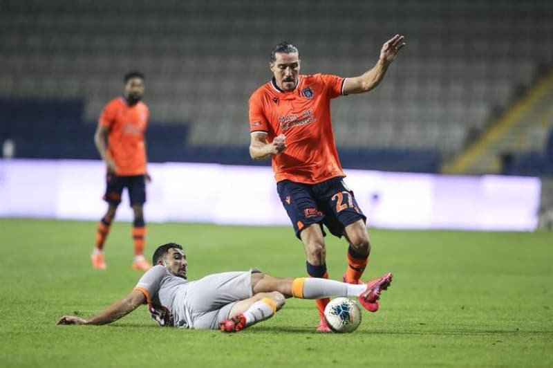 <p>Emin Bayram, U16 takmndan direkt olarak A Takm'a ykseldi ve Fatih Terim'in beenisiyle aylardr antrenmanlara kyor.</p>