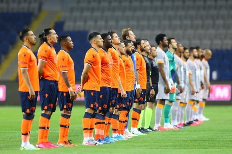 <p><b>SEZON SONUNDA SZLEMES UZATILACAK </b></p><p>Ve Fatih Terim, Ozan Kabak ve Semih Kaya rneinde olduu gibi Emin Bayram konusunda srar edip gen futbolcuyu Trabzonspor karsnda da sahaya srmeyi planlyor.</p>