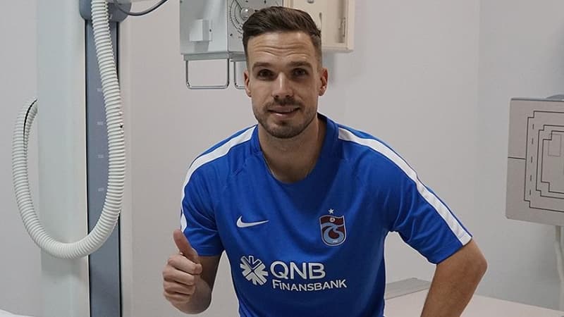 <p>Başta Fenerbahçe olmak üzere İstanbul kulüplerine oyuncusunu önerdi.</p>