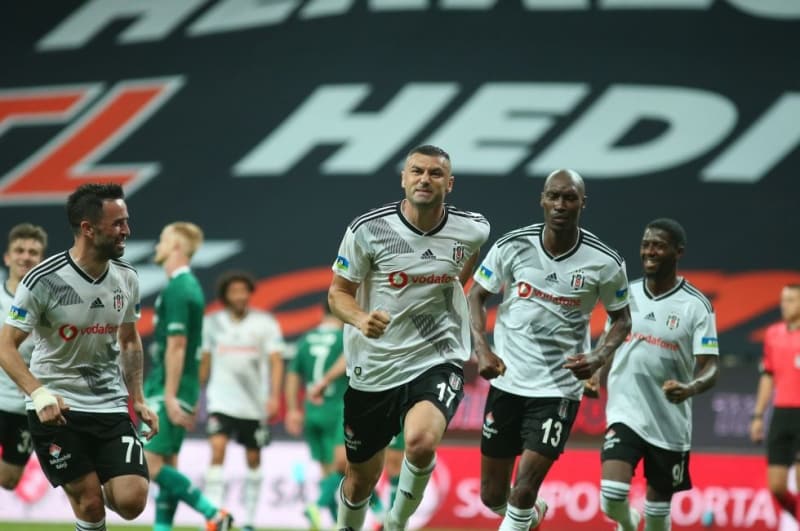 <p>Ligde 3 aylk Kovid-19 arasndan nce 27'nci hafta itibaryla Galatasaray'n 6,  Sivasspor'un 5 puan gerisinde olan Beikta, 3 haftada puan farkn nemli lde eriterek Galatasaray'n 1, Sivasspor'un da 3 gerisine kadar gelmi durumda.</p>