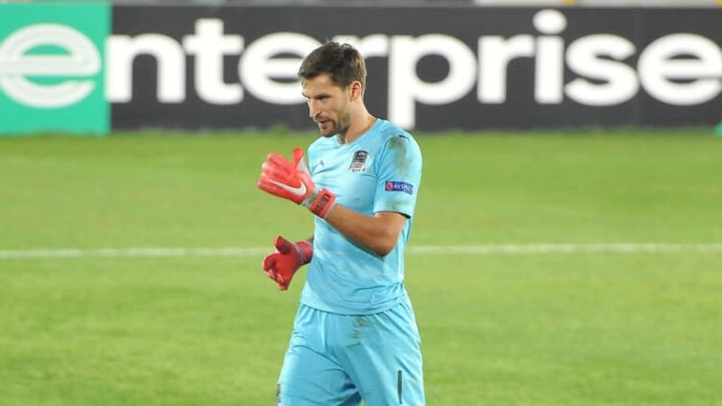 <p>Siyah beyazllarn her konuda anlat ve imza iin resmi davet bekleyen Rus kaleci <b>Stanislav Kritsyuk</b>'un, teknik direktr Sergen Yaln'n kriterleri iin bekletildii renildi. </p>