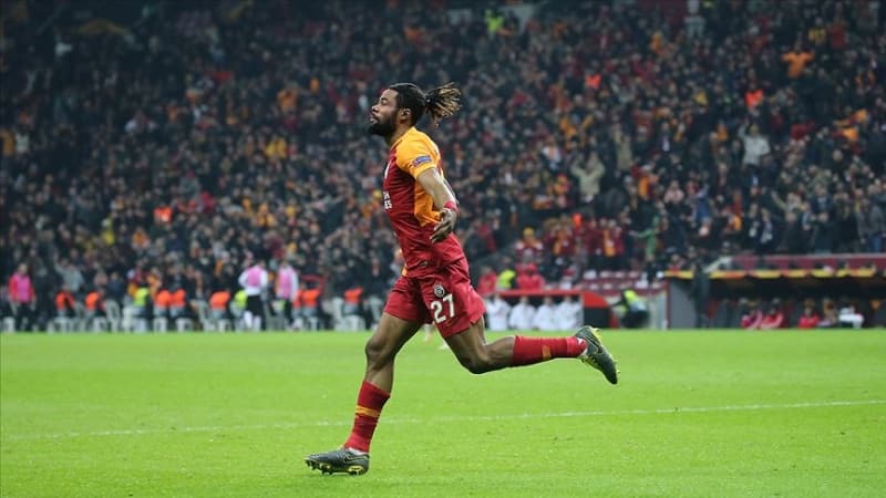 <p>Luyindama için ise Premier Lig'den gelen 12-14 milyon Euro seviyesindeki teklif oyuncunun sakatlanması nedeniyle gerçekleşmemişti. İki yıldızın sakatlık durumu nedeniyle bu tekliflerin aşağı çekilmesi bekleniyor.</p>