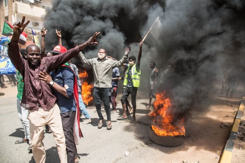 <p>Sudan Meslek Odaları Birliği, Aralık 2018 devriminin hedeflerinin gerçekleştirilmesi talebiyle hükümete baskı kurmak için bugün ülke genelinde büyük çaplı protesto gösterileri çağrısı yapmıştı.</p>