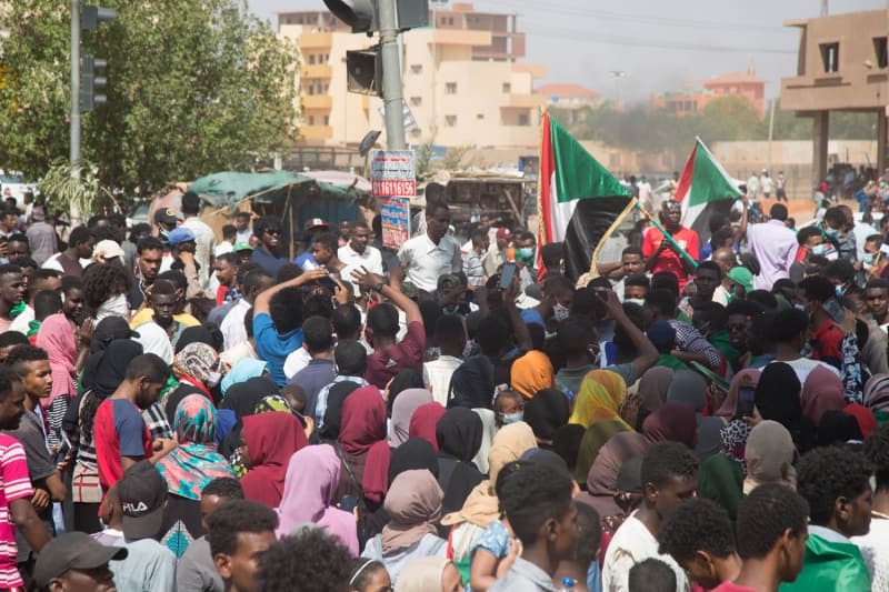 <p>Abdullah Hamduk başkanlığındaki geçici Sudan hükümetinin takvimine göre, ocak ayında parlamentonun kurulması ve sivil valilerin atanması bekleniyordu.</p>