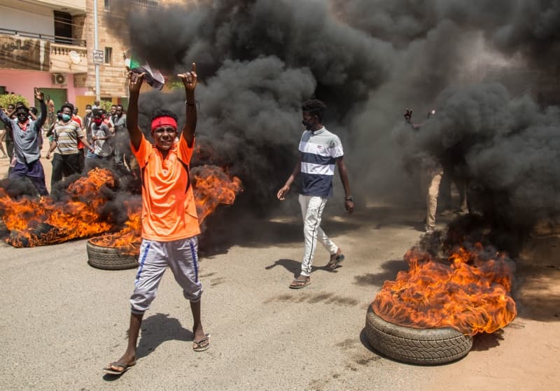 <p>Sudan’da, Beşir iktidarını sona erdiren protesto gösterilerine liderlik eden Meslek Odaları Birliği, bu sabah gösteriler öncesinde yaptığı açıklamada, geçici hükümete 'bir an önce sivil mekanizmaların tamamlanması' çağrısında bulunmuştu.</p>