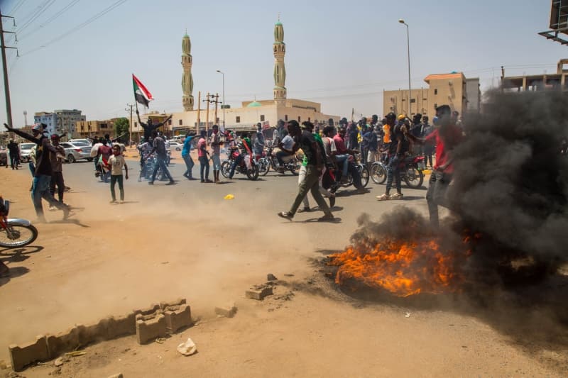 <p>Sudan'da, 30 yıllık Ömer el-Beşir iktidarının 11 Nisan 2019'da askeri darbeyle devrilmesinin ardından 21 Ağustos 2019'da 39 ay sürecek asker-sivil ortak geçici yönetimi başlamıştı.</p>