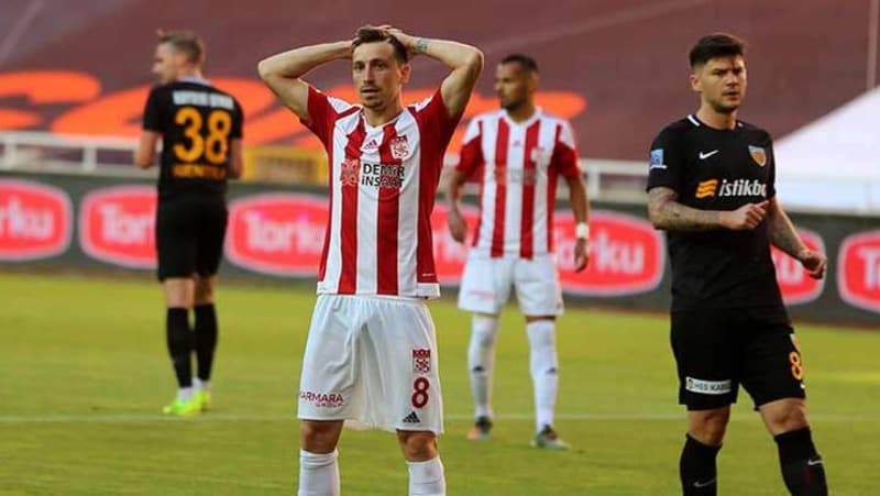 <p>Ancak Mert Hakan Yandaş gelişmesinin ardından taraflar arasındaki mesafenin arttığı ve transferin bu nedenle rafa kaldırıldığı ileri sürüldü.</p>