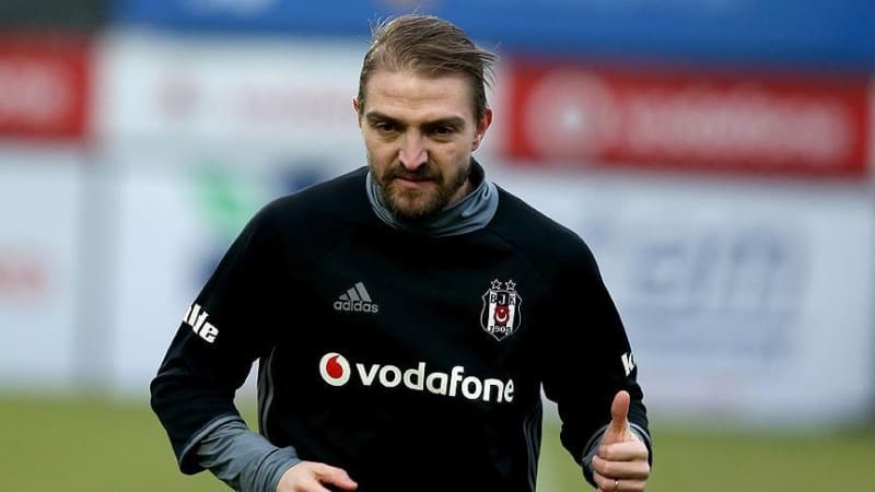 <p>Yönetim buna yanaşmayınca tecrübeli sol bek Fenerbahçe ile ipleri kopardı.</p>