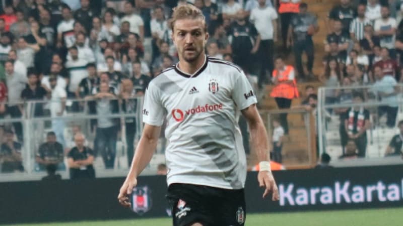 <p>Beşiktaş'la sözleşmesi sezon sonunda bitecek olan 31 yaşındaki milli sol bek için gelen son bilgiler, sarı-lacivertliler ile eski oyuncuları arasında devam eden görüşmelerin olumsuz sonuçlandığı yönünde.</p>