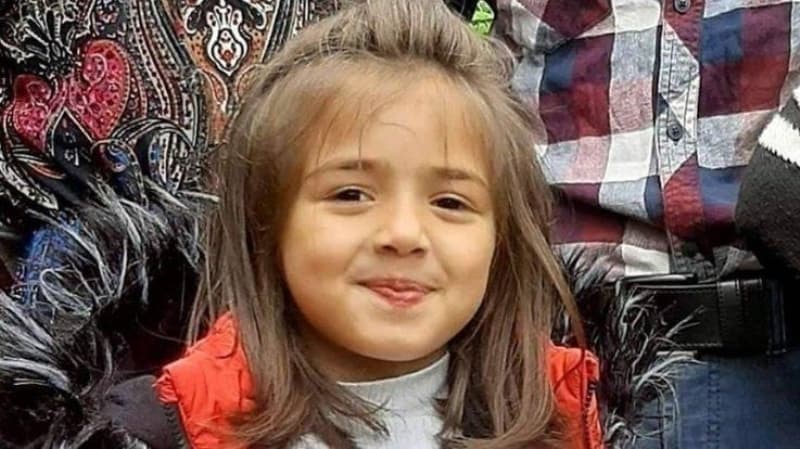 <p>7 yaşındaki İkra Nur'un cenazesi, öğleden sonra İl Müftüsü Muhittin Oral tarafından kıldırılan cenaze namazının ardından aile kabristanlığında toprağa verildi.<br></p>