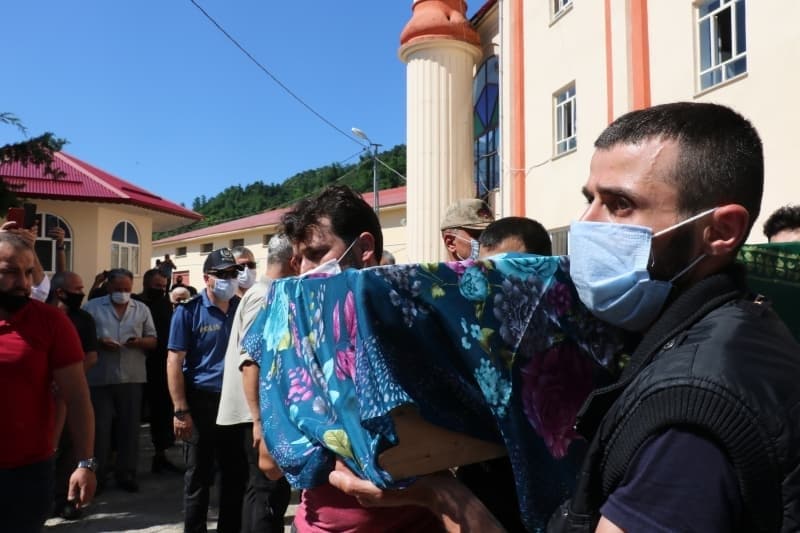 <p>Burada 2.5 saat süren detaylı otopsi işleminin ardından küçük kızın cenazesi yakınları tarafından alınarak, Bulancak ilçesi İcilli köyüne götürüldü.</p>