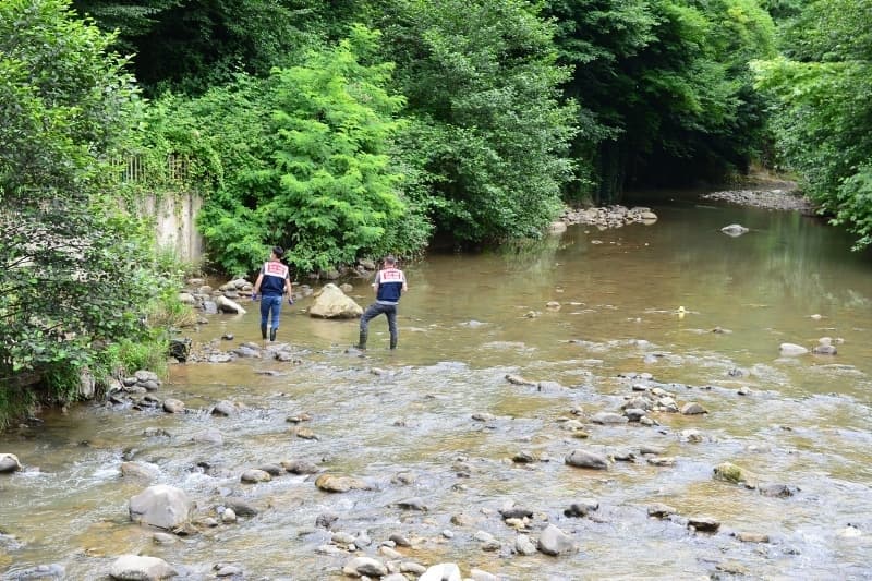 <p><b>KAYMAKAM: O BÖLGEDE 2 GÜNDÜR ÇOK ARAMA YAPILDI</b></p><p><b><br></b></p><p>Olay yerine gelen Bulancak Kaymakamı Ali İkram Tuna, İkranur'u sağ salim ailesine teslim etmek istediklerini ancak cansız bedeniyle dere yatağında karşılaştıklarını belirterek, 'Savcılığımız marifetiyle çok yönlü soruşturma yürütülüyor. O bölgede 2 gündür çok arama çalışması yapıldı. Şu an söyleyeceğimiz her şey soruşturmanın selametini etkileyebilir. Dere yatağında bulundu, tüm ekiplerimiz iş birliği içinde çalışma yaptı. İkranur'un cansız bedeni suyun içindeydi ancak su derinliği fazla değil' dedi.</p>