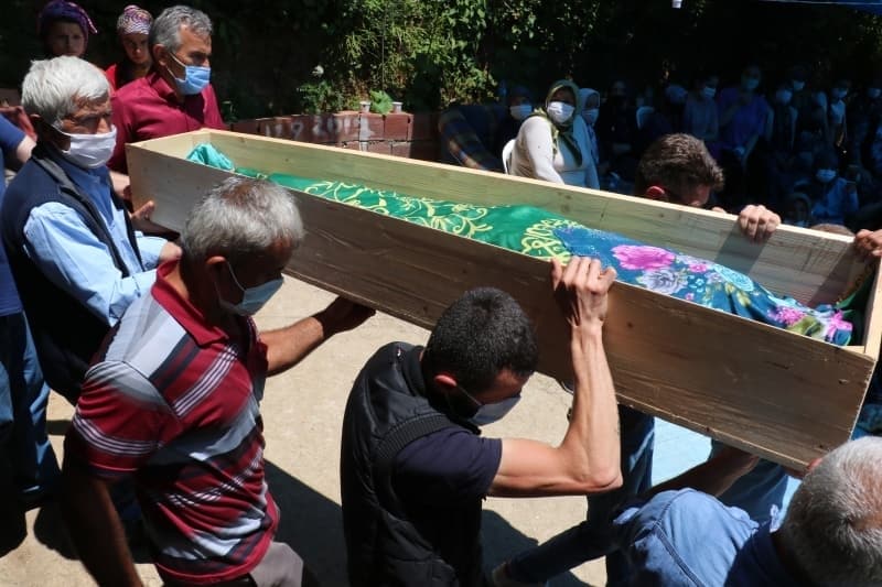 <p><b>İLK TESPİTLERDE TRAVMATİK BİR BULGUYA RASTLANILMADI</b></p><p><b><br></b></p><p>Giresun'un Bulancak ilçesine bağlı İcilli köyünde 4 gündür sürdürülen aramalar sonucu evinin 7 kilometre uzağında Salman mevkisi Adaköy deresinde ölü bulunan İkranur Tirsi'nin cansız bedeni olay yeri incelemesinin ardından Adli Tıp Şube Müdürlüğü'ne götürüldü.</p>