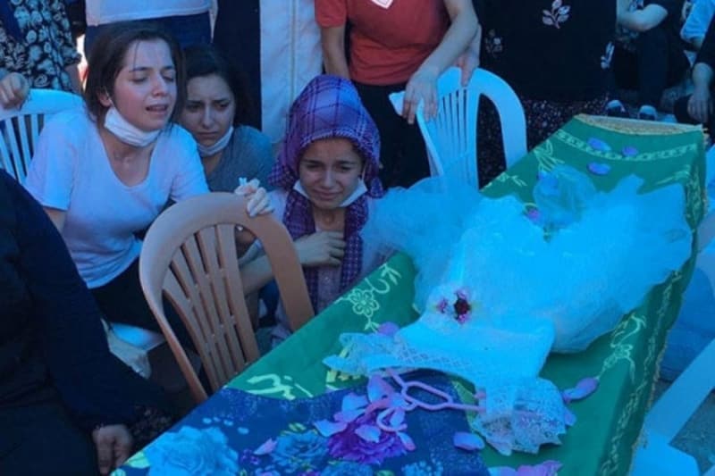 <p><b>GİRESUN VALİLİĞİ'NDEN İKRANUR AÇIKLAMASI</b></p><p><b><br></b></p><p>Giresun Valiliği'nden arama çalışmaları sırasında dere yatağında cansız bedeni bulunan İkranur Tirsi ile ilgili yazılı açıklama yapıldı. 170 personelin aradığı küçük kızın cansız bedenine ulaşıldığının belirtildiği açıklamada, <b>'İkranur Tirsi kaybolduğu yerden yaklaşık 7-8 km (Kuşbakışı 1 km) uzaklıkla incirli mevkiinde dere içerisinde arama ekiplerince bulunmuş olup, olayla ilgili adli tahkikata başlanmıştır. Bir daha böyle üzücü olayların yaşanmaması temennisiyle minik kızımıza Allah'tan rahmet, acılı aileye sabır ve başsağlığı dileriz' </b>denildi.</p>