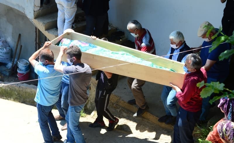 <p>Trabzon Adli Tıp Kurumundaki otopsi işlemlerinin ardından Bulancak Devlet Hastanesine getirilerek yakınlarına teslim edilen Tirsi'nin cenazesi, ilk olarak evine, ardından İcilli Köyü Camisi'ne götürüldü.<br></p>