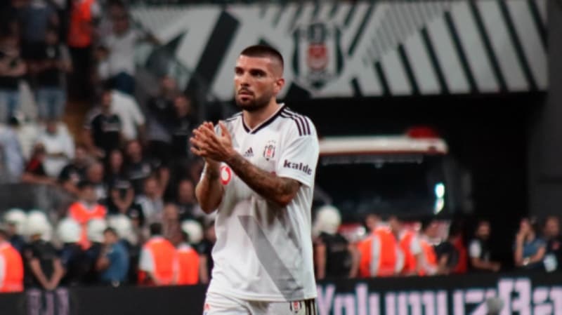 <p>'Bu finansal mesala, kıfayet alamamak, araba satın alamamak ile ilgili bir durum değil! Yaşadığım sıkıntımın sebebi, benim bir ailemin olmaması ve 'Ya bu ay faturamı ödeyemezsem' diye düşünecek olmamdı'</p>