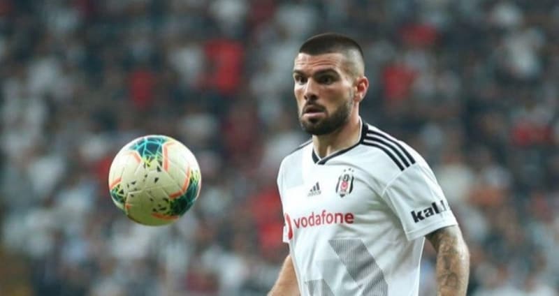 <p>'Beşiktaş ile sözleşme imzalandığından 11 ay sonra ödenmemiş ücreti ve maaşında yapılmak istenen kesintiden dolayı siyah-beyazlı kulüpten ayrılmak zorunda kaldığım'</p>
