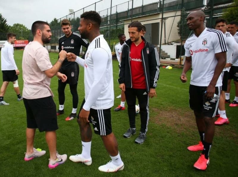 <p>'Bildiğin gibi, Beşiktaş kulübü mali açıdan çok kötü durumda ve yönetim, sözleşmede yer alan satın alma opsiyonunu kullanmayacak. Bu sebepten dolayı sonraki maçlarda oynamayacaksın.'</p>