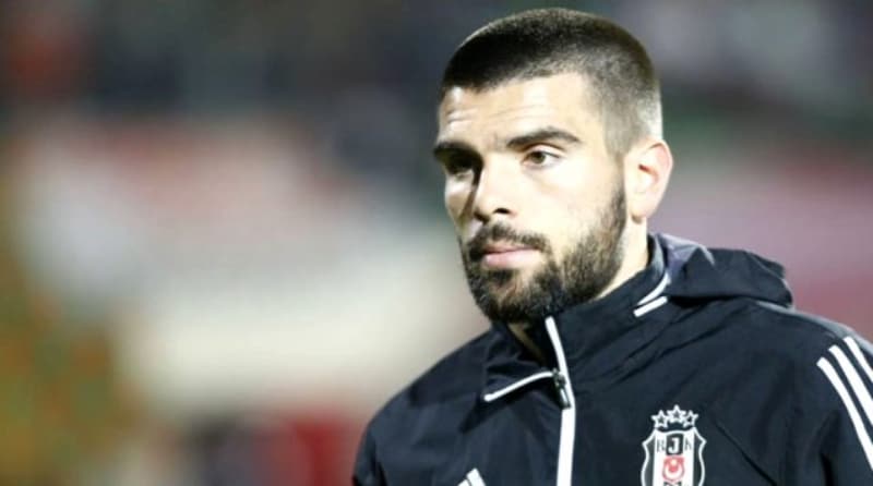 <p>'Sözleşmemde kulüpte 20 maça ulaştığımda Beşiktaş'ın beni satın alması gereken bir madde vardı ancak takımda 17. maça çıktıktan sonra teknik patronun yardımcısı benimle konuştu ve şöyle söyledi;</p><p><br></p>