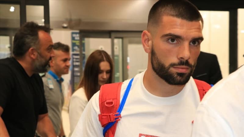 <p>'Beşiktaş'ın  ödeme yapmamasını FIFA'ya taşımayı düşündük ancak iki ay ödeme yaptılar, böylece bu ihtimali de ortadan kaldırdık. Beşiktaş ile başımı bela sokmak istemedim; çünkü kendimi İstanbul'da iyi hissediyordum.'</p>