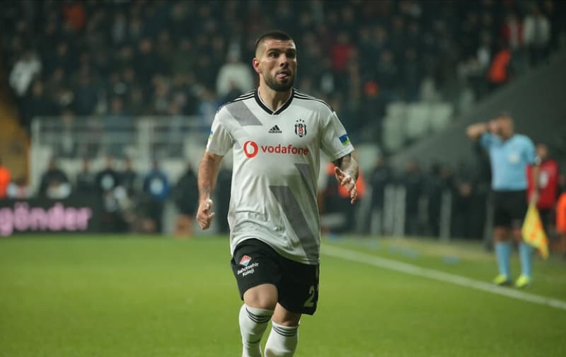 <p>'Beşiktaş'ta mali anlamda ciddi sorunlar yaşadık ancak taraftarlardan şikayet etmem için hiçbir nedenim yok. Taraftarlar beni her zaman destekledi ve veda ettiğimde bile taraftarlardan birçok olumlu mesaj aldım. Beşiktaş'ya inanılmaz bir deneyim yaşadım ancak iyi bitmedi. Benim için pozitif olan taraf, negatif olandan çok daha önemli'</p>